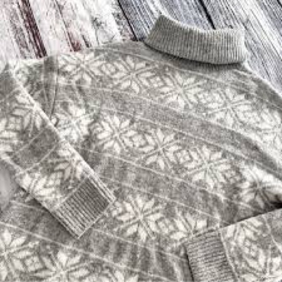 NWT Cupcakes & Cashmere Snowflake Turtleneck - Picture 11 of 11